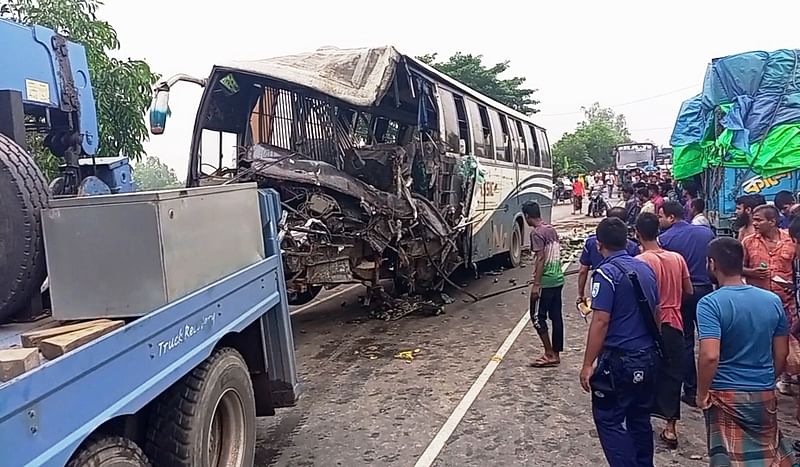 বাস-ট্রাক মুখোমুখি সংঘর্ষে দুমড়েমুচড়ে যাওয়া বাসটির উদ্ধারকাজ চলছে। আজ সকালে দিনাজপুর সদর উপজেলার পাঁচবাড়ী চকরামপুর এলাকায়